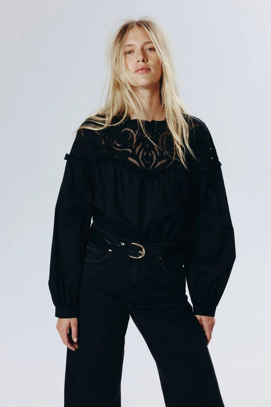 Broderie anglaise-detail blouse
