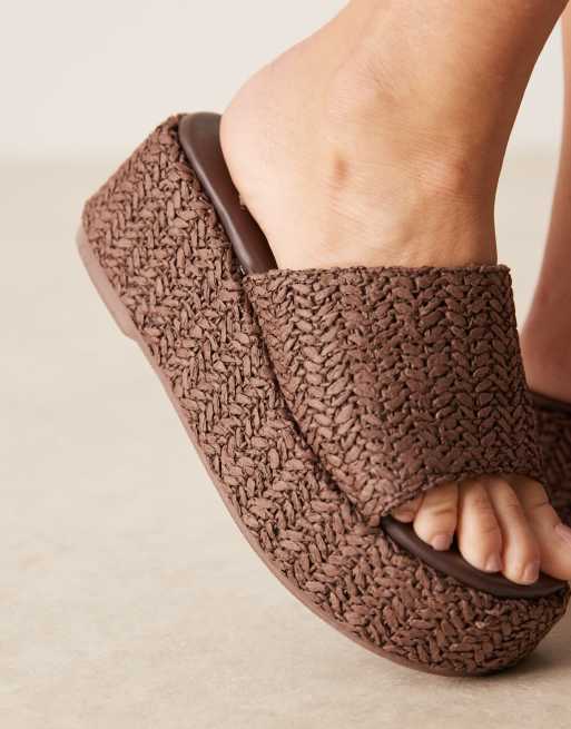 Teagan flatform footbed wedges in chocolate raffia